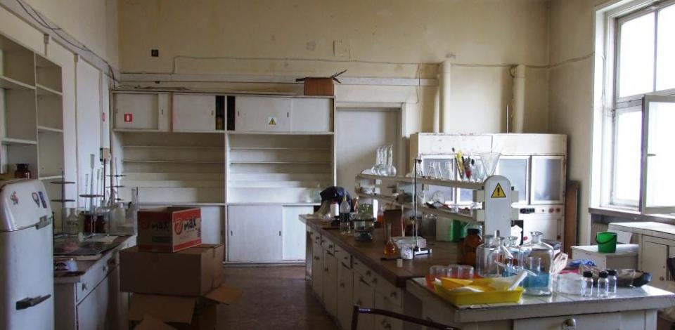 The chemical laboratory before the renovation

